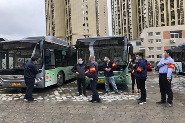 中共鄭州赫喆文化傳播有限公司黨支部開展“疫情防控常態(tài)化，為公共交通助力”志愿服務(wù)實踐活動