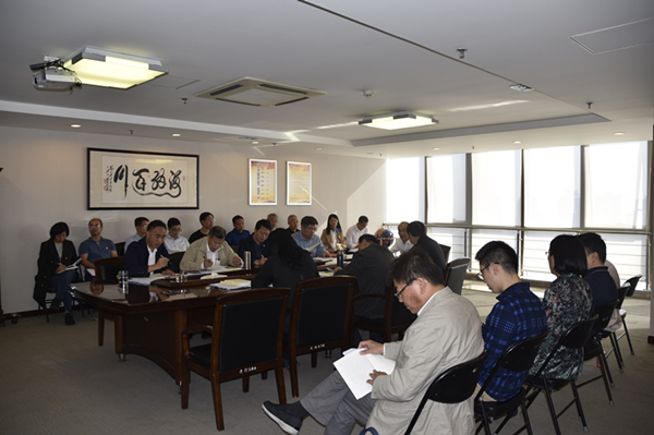 集團(tuán)公司召開“不忘初心、牢記使命”主題教育全面從嚴(yán)治黨專題集中學(xué)習(xí)研討會(huì)議