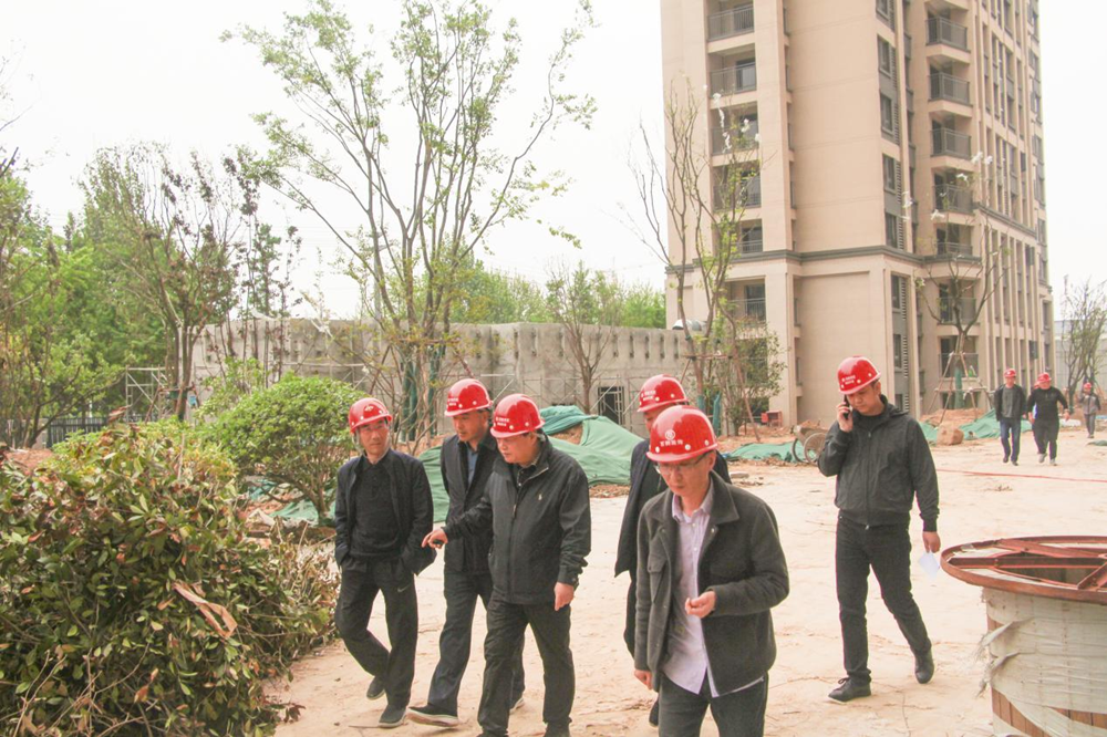 鄭州市國資委黨委書記、主任李秀山一行到美好天境苑項(xiàng)目調(diào)研指導(dǎo)安全生產(chǎn)工作