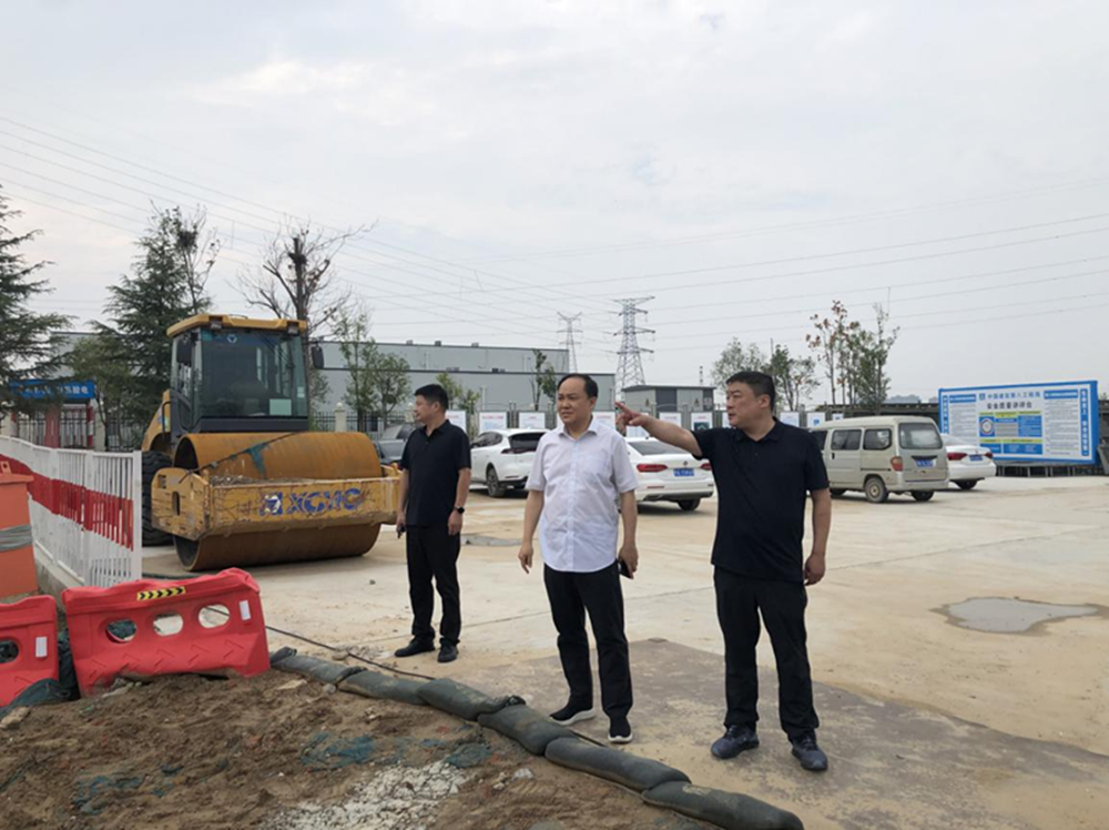 鄭州市建設(shè)投資集團(tuán)有限公司黨委委員、副總經(jīng)理張巖到侯寨新鎮(zhèn)區(qū)安置區(qū)調(diào)研項目建設(shè)工作